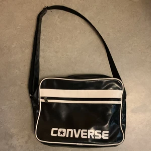 Converse väska - Converse väska köpt second hand, lite sliten men funkar utan problem :) Mycket utrymme, perfekt för att ha dator i.