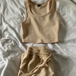 Two piece set  - Helt oanvänt set från Shein. Jättesnyggt och inte för tjockt material, perfekt för sommaren! 