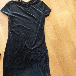  klänning i sammet - Enkel meddellång klänning i sammets tyg, super fin och enkel 🥰