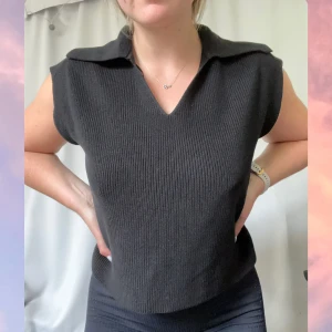 Stickad blus - Stickad blus, använd 1 gång. Oversize, men fin passform. Från ”Stockholm”. Strl: S, men funkar absolut upp till L.