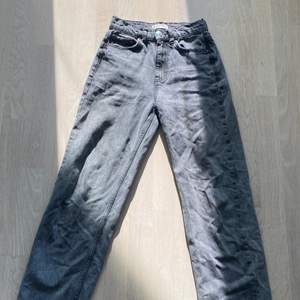 Säljer mina gamlafavorit jeans för de it är min stil längre🥲, har använts ganska många gånger men verkligen inget fel på dom<3 midjemått: ungefär 62cm. innebenslängd:70cm. Lite highwaist men ändå super fina! Om ni är intresserade av att köpa kontakta mig💞