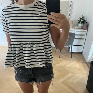Tröja  - Säljer den här fina tröjan  från zara.     Priset kan diskuteras💕