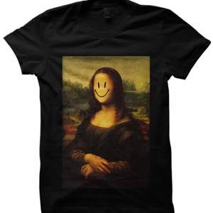 Svart graphic T-shirt med Mona Lisa tryck. Från Dedicated i storlek XS. Passar även S. Pris: 60kr