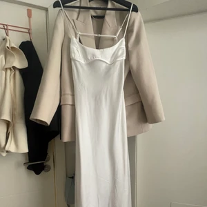 Zara klänning  - Den vita trendiga zara klänningen. Aldrig använd men lappen är av. Super snygg