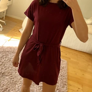 T-shirtklänning från NA-KD - Skön klänning som passar bra på sommaren eller hösten/våren med ett par tights till. Säljer då jag tycker att den har blivit lite för kort på mig. Köparen betalar frakt🙌