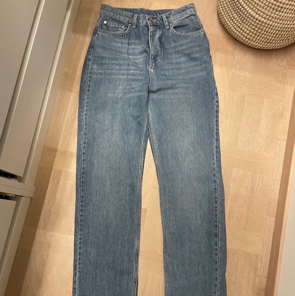 Superfina jeans från A-DSGN i storlek small. Knappt använda, säljes pga för stora för mig!. Jeans & Byxor.