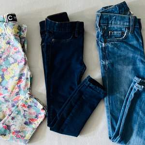 En underbar blommig byxa med härliga färger samt två par sköna och mjukare jeans!