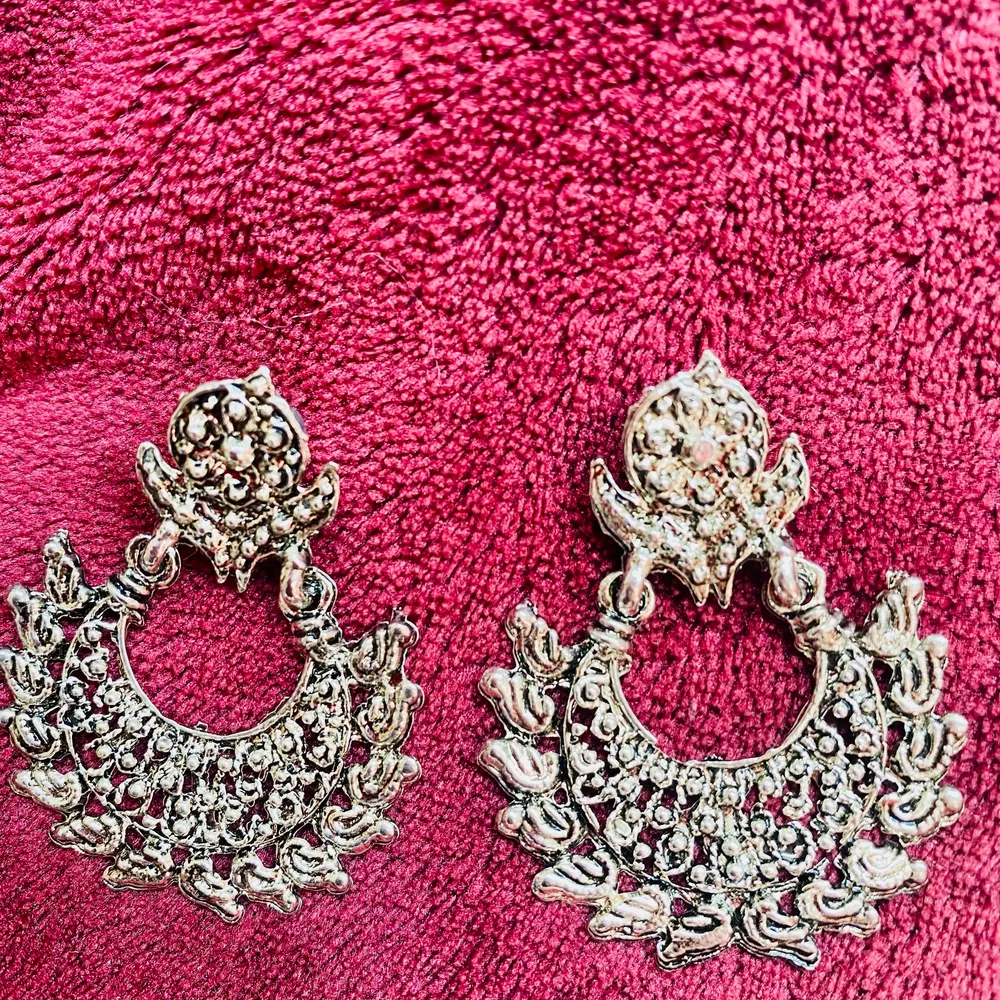 Earrings from India  Condition: New Material: silver colored stainless steel earrings . Accessoarer.
