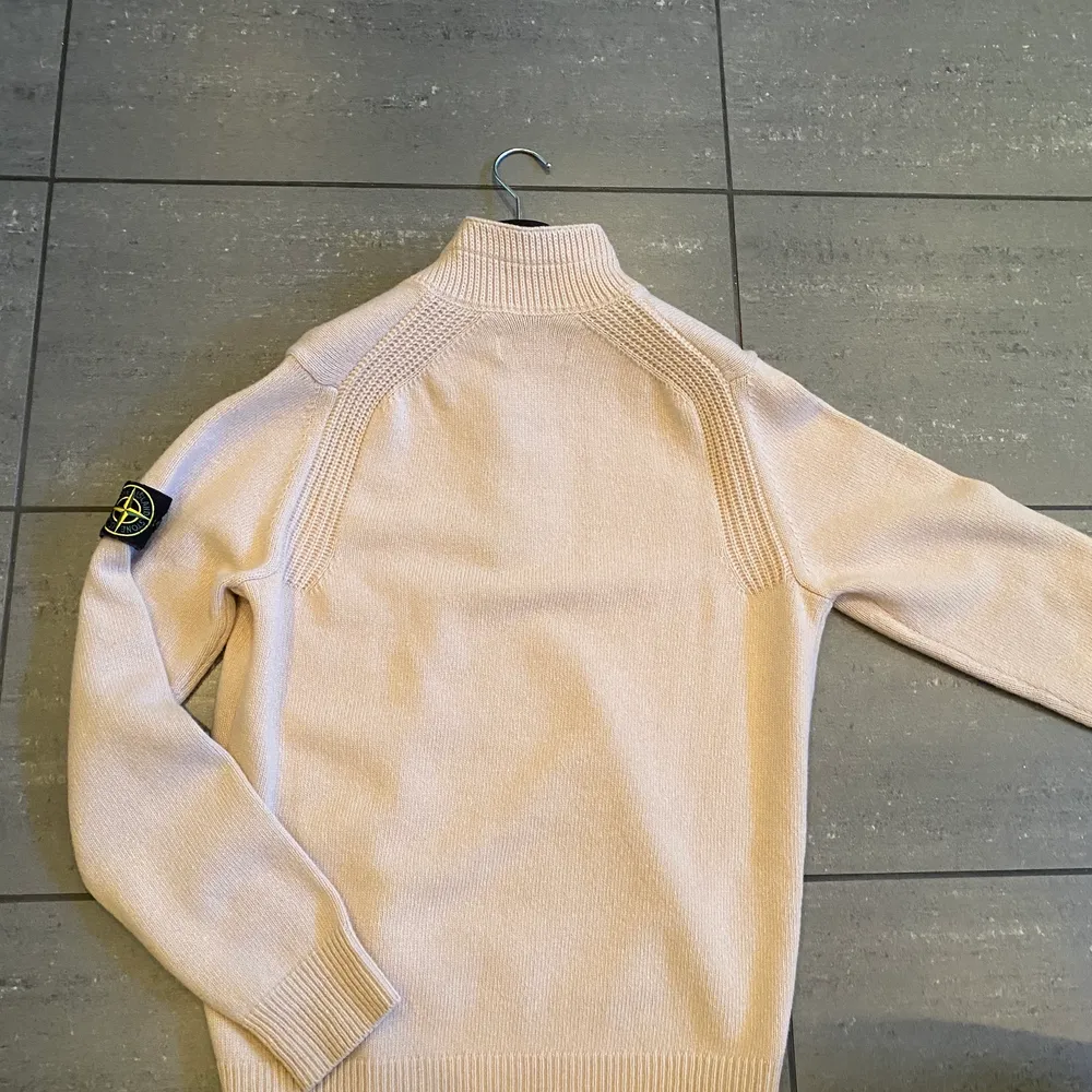 En stone island half zip i storlek M. Köpt på stone island i Stockholm för 3200. 9.5/10 använt väldigt få gånger. Kan skicka mer bilder. Köparen står för frakt 📦 . Tröjor & Koftor.