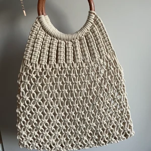 Nästan oanvänd handväska / strandväska   - Säljer min nästan oanvända handväska / strandväska. 