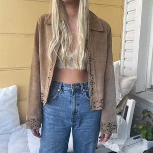 Mockajacka  - Mockajacka fodrad med polyester. En liten fläck man inte tänker på på ryggen (se sista bilden). Sitter som en S