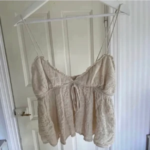 ZARA topp - Somrig, slutsåld topp / linne från Zara. Superfin och klär upp vilken outfit som helst. Helt ny, endast använd en gång. Strl XS men passar även S.