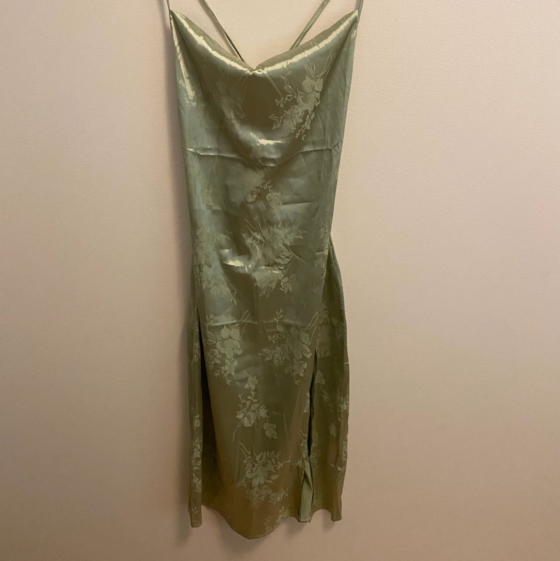 Grön satinklänning