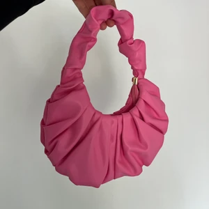 Rosa väska - Axelväska som är såååå snygg. Tycker inte färgen gör sig rättvis i kameran då den är mer rosa i verkligheten.