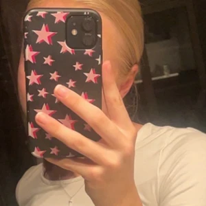 IPHONE 12 SKAL - Säljer mitt jätte populära skal, för iphone 12, inga defekter, frakt ingår!