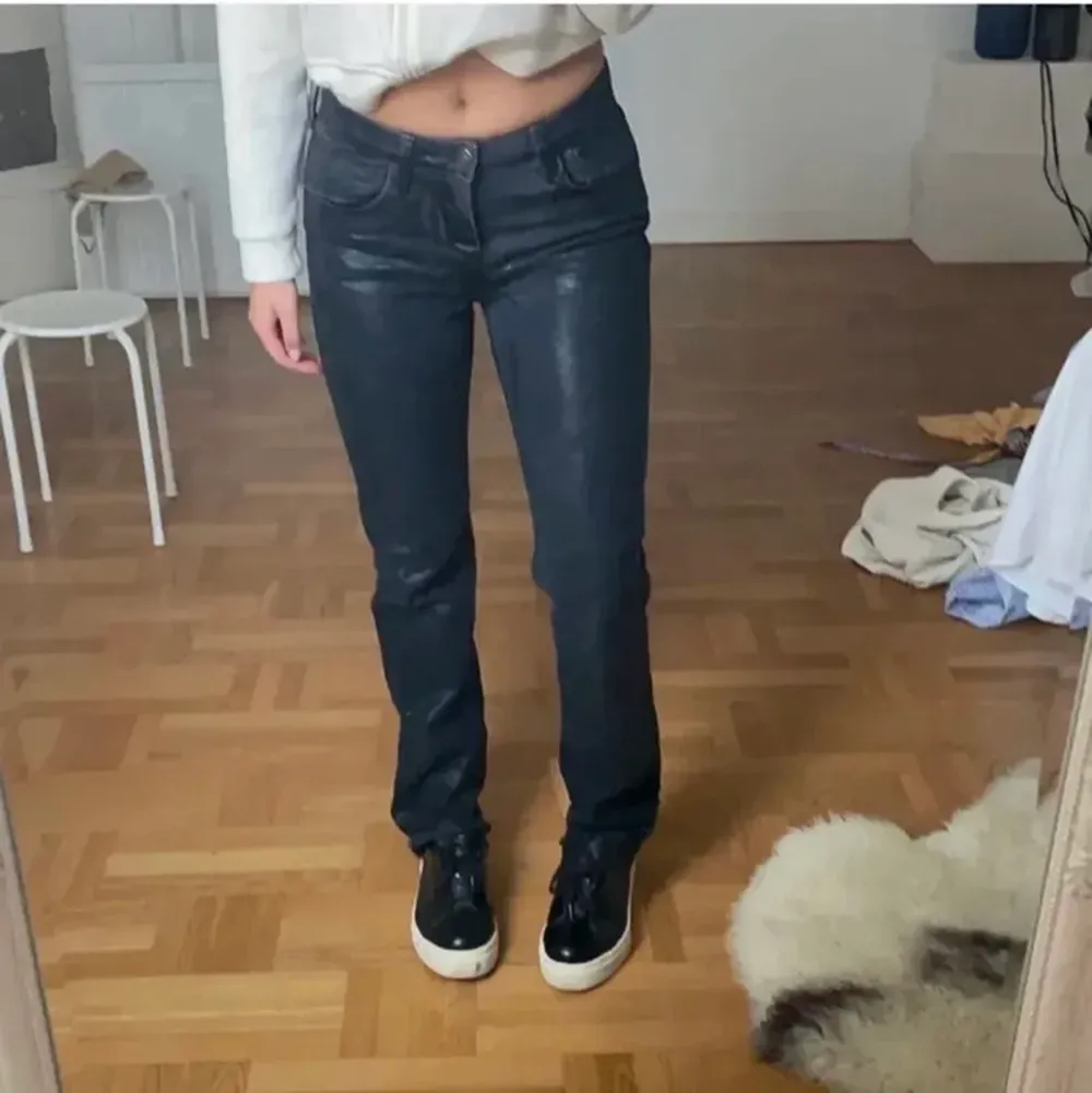 Glatta/ skimriga svarta jeans ifrån Zara strl 40 🫶🏽 Mindre i storleken passar 36/38 🫶🏽. Jeans & Byxor.