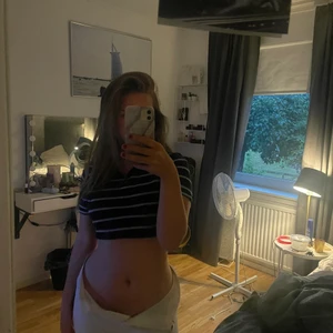 Topp - Säljer min mörkblå randiga super snygga topp, själv knappt använt den men super snygg!💗 100kr plus 50kr frakt