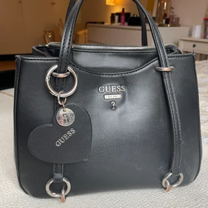 Handväska från Guess - Handväska från Guess i svart skinn