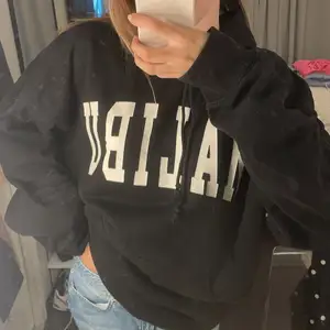 Svart oversized hoodie från brandy Melville. På den står det MALIBU 💕