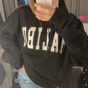 Hoodie  - Svart oversized hoodie från brandy Melville. På den står det MALIBU 💕