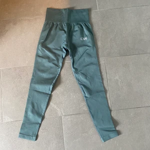 Träningstights  - Blå träningstigths från ICIW, aldrig använda. Sitter bra och trillar ej ner i midjan