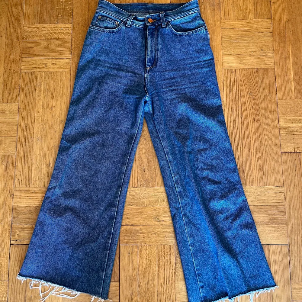 Knappt använda jeans från Rodebjer, nypris 1700 kr ☀️ Byxbenen är avklippta, annars inga anmärkningar!  Storlek 27 Kan mötas upp i Uppsala, annars står du för frakten ✌️💞. Jeans & Byxor.