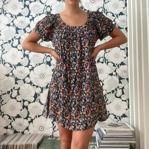 Blommig klänning  - Blommig klänning, superhärlig och perfekt till sommaren! 💗 Storleken är S, men passar både XS och M! 💕