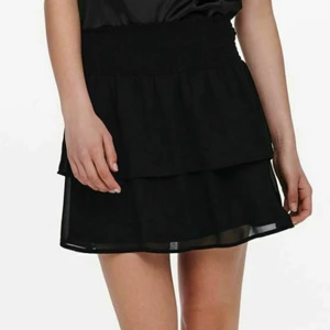 volang kjol från ONLY 💫 - super gullig volangkjol från only 🌸 knappt använd , köparen står för frakt 🤍 