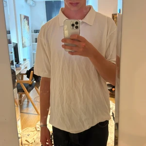 T shirt med krage - Vit T shirt med krage, passar storlek storlek L. 