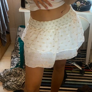 Kjol - Älskar den här kjolen och därav kollar jag bara intresset. Så så fin, passar till allt. Är i jätte fint skick men har blivit använd.🤗DE ÄR BUD PÅ 340kr!!  tryck inte på ”köp nu” skriv till mig först. 