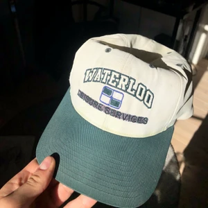 Vintage keps - Keps från 90/80 talet. På bilderna ser den lite mer turkos ut, men i verkligheten är den lite mer åt det gröna hållet. Den är lite lortig och har lite småfläckar, och är även ganska sliten på insidan. Hör av dig för frågor eller fler bilder!