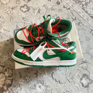 Off-white dunks pine green - Väldigt bra skick, har box, tags, zip. Nypris ligger runt 10.000kr