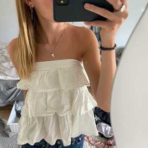 Vit kjol - Säljer denna superfina vita kjol som även går att använda som topp! Storlek S, betalning sker via swish🥰