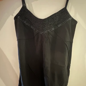 Svart linne - Svart simpelt linne som går att styla på olika sätt. Det är i ett ok skick!