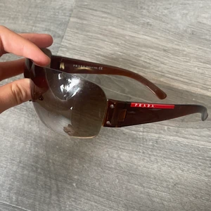 Prada solglasögon - Fina prada solglasögon skriv för fler bilder passar både tjejer och killar! 