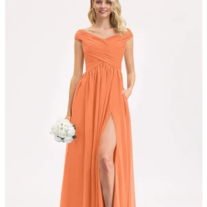 Lång klänning, oanvänd - Strl 38 men jag skulle personligen bedöma den som 40/M. Aldrig använd då den är något för stor för mig (175cm, normalt sett strl S). Köpt på JJsHouse för runt 1500:-.