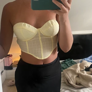 Topp - Säljer denna snygga gula topp då den är lite för liten för mig. Verkligen så snygg fest topp och perfekt till sommaren när man är lite brun🤩