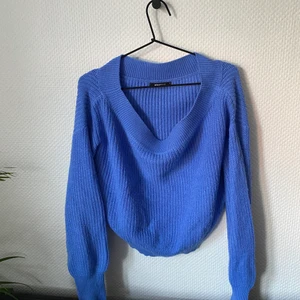 Stickad tröja - Blå stickad tröja. Går att ha som off sholuder eller vanligt.
