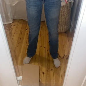 Zara jeans mid waist  - Trendiga Zara jeans! Säljer p.g.a att jag behöver ha en större storlek. Dom har så snygg tvätt och vill nästan inte sälja dom! Bra skick och sparsamt andvända !