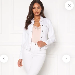 Vit jeansjacka  - Vit jeansjacka från Nelly. Säljes i använt skick. Enkel att tvätta och därmed lätt att hålla vit. Storlek 36 men passar även 34 samt 38 Möts i Stockholm 