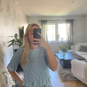 En tröja från Vero Moda - En ursnygg blå topp från VeroModa från märket ”Pigalle”. En topp som både passar festsammanhang som släktmiddagen. Kommer inte till användning så därför säljer jag den. 😊 Köparen står för frakt. 🌸