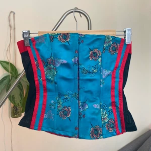 Vintage korsett - Säljer min unika, vintage korsett från Nuovo i Paris. Flerfärgad/turkosblå i siden-och meshtyg. I  storlek XS/S men väldigt stretchig. I bra skick, använd fåtal ggr🦋🦋