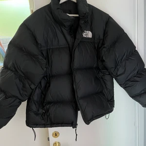 North Face 1996 Retro Nuptse Jacket - North Face 1996 Retro Nuptse Jacket i storlek L, använd under förra vintern.  (Bra skick, inga hål, märken eller dylikt)  Nypris = 3699kr  Mitt pris = 1500kr 