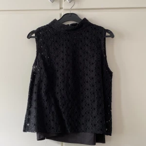 Virkad topp - Jättesöt topp som inte kommer till användning längre 🥰 ser lite grå ut på bilden men är helt svart!