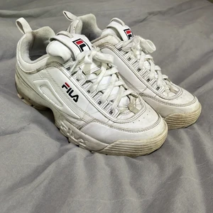 Vita Fila skor i storlek 45 - Skor från Fila i storlek 45 som pinsamt nog gör än några centimeter längre. Köpte dem nya för 800 kr.