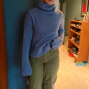 Superfin blå stickad tröja!  - Jättemysig blå stickad tröja med hög krage och långa armar! Sitter som en stor S med fin passform. Använd men fortfarande i fint skick ‼️ kontakta mig innan du vill köpa ‼️