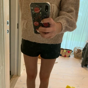 Skinnshorts! - Säljer de perfekta skinnshortsen ifrån hm😍De är så användbara och passar till exakt allt!
