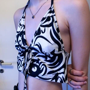 Y2k TOPP - As snygg y2k topp med mönster och snörning fram. - använd fåtal gånger - fungerar även på person med större byst.