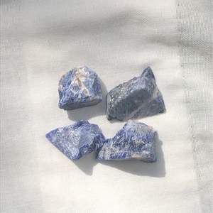 Ännu en ny kristall! Superfin sodalit <3 endast 15kr/st, frakt tillkommer på 14kr! Skriv till mig vid intresse!💛