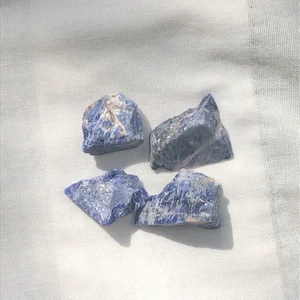 Rå sodalit⚡️ - Ännu en ny kristall! Superfin sodalit <3 endast 15kr/st, frakt tillkommer på 14kr! Skriv till mig vid intresse!💛